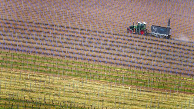 Rettungshubschrauber-Einsatz: Mann kippt mit Trecker um und wird lebensgefährlich verletzt