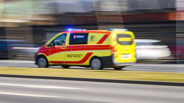 Notfalleinsatz: Radfahrer stirbt bei Zusammenstoß mit Auto auf B39