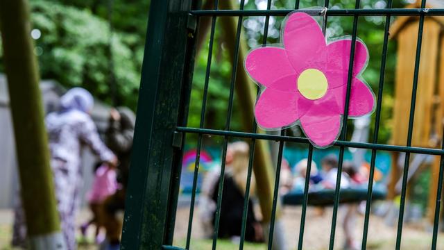 Strafvollzug und Jugendhilfe: Wenn Mama inhaftiert ist - und das Kind bei ihr aufwächst