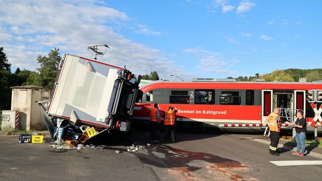 Unfälle: Zwei Zusammenstöße zwischen Zügen und Lastwagen in Bayern