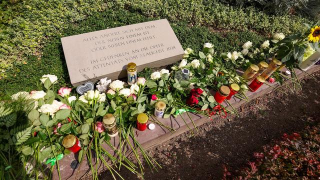 Trauer am Jahrestag: Stilles Gedenken an Anschlagsopfer zur Tatzeit 21.37 Uhr