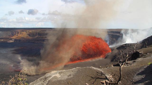 Ausbruch seit Dezember: Vulkan Kilauea auf Hawaii stößt Lavafontänen aus
