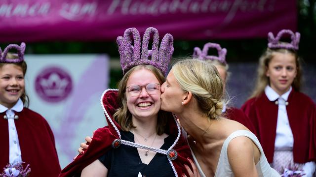 Brauchtum: 21-Jährige ist 75. Heideblütenkönigin in Amelinghausen