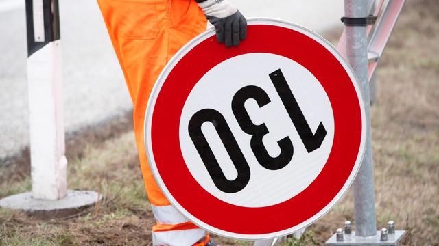 Verkehr: Geschäftsmann rast mit Handy bei 260 über die Autobahn