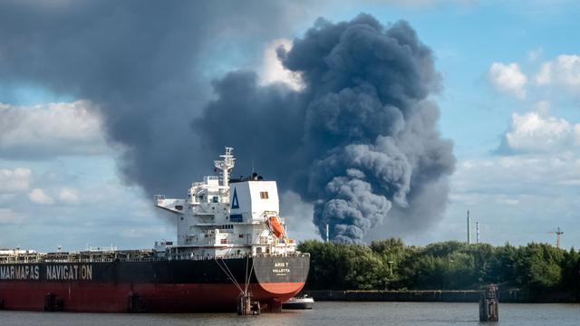 Großbrand: Feuerwehr: Drei Verletzte bei Feuer im Hamburger Hafen