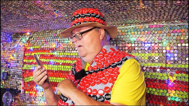 Sammeln und basteln: Frührentner schmückt sein Haus mit 130.000 Kronkorken