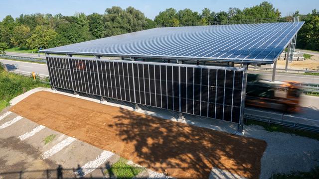 Energie: Regierung testet Solardach auf Staatsstraße
