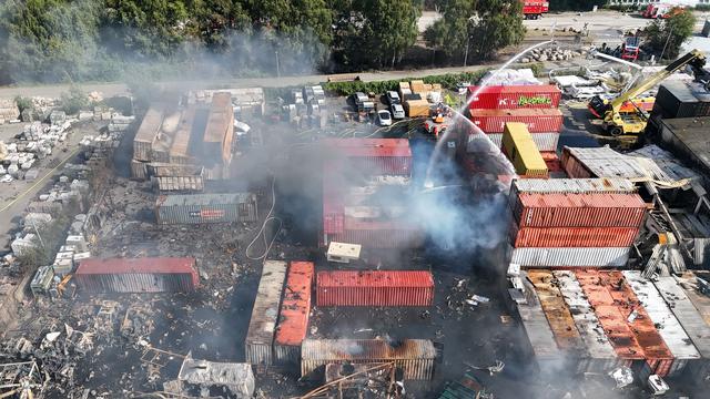 Explosionen: Großbrand im Hamburger Hafen - Löscharbeiten dauern an