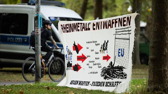 Proteste in Köln: Antikriegsbündnis blockiert Bundeswehr-Gebäude in Köln