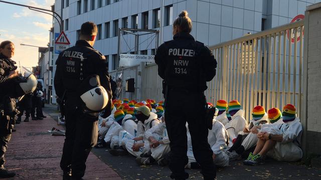 Proteste in Köln: Blockade vor Bundeswehr-Gebäude - "sind nicht kriegsbereit"