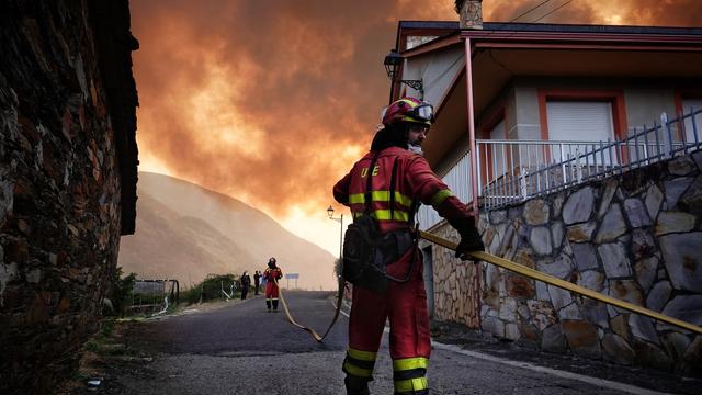 Einsatz in Spanien beendet: Tränen zum Abschied: Deutsche Feuerwehrleute auf Heimreise