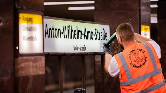 Berliner Nahverkehr: U-Bahnhof Mohrenstraße heißt jetzt Anton-Wilhelm-Amo-Straße