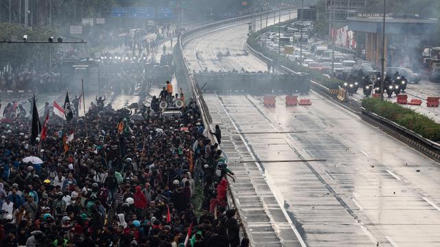 Zusammenstöße mit der Polizei: Indonesien: Massenproteste gegen Luxus-Zulagen für Politiker