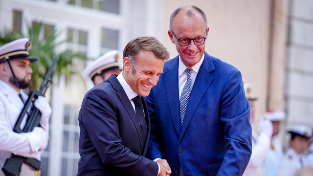 Regierungsberatungen: Merz trifft Macron - Ministerrat trotz Politkrise in Paris