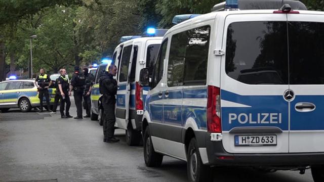 Notfall: Alarm wegen Bedrohung an Schule - Polizei im Großeinsatz