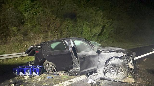 Unfälle: Ersthelfer löschen Unfallauto und ziehen Fahrer aus Wrack
