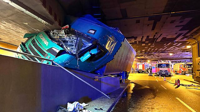 Unfälle: Mit 2,4 Promille - Lkw verkeilt sich im Tiergartentunnel