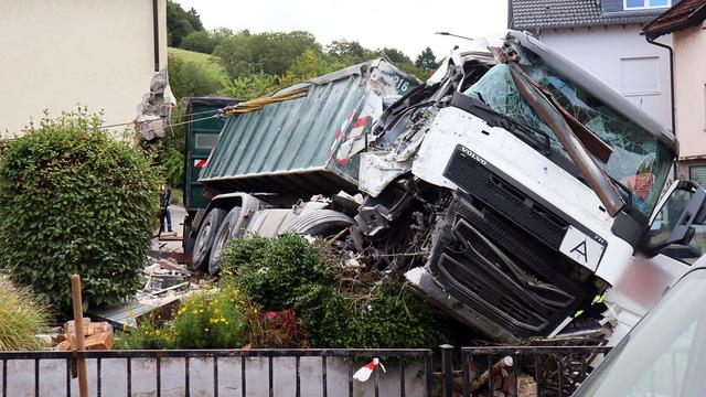 Unfall: Lkw kracht in Wohnhaus - Elfjähriger verletzt
