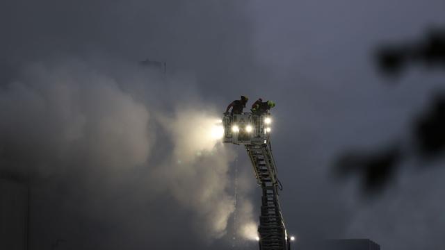 Brennender Abfall: Massen an Sperrmüll geraten in Brand - Feuerwehr-Großeinsatz