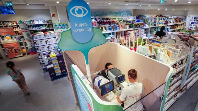 Drogerieangebot: Augenscreening und Hautanalyse bei dm - Kritik und Skepsis