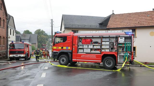 Brandursache unklar: Drei Häuser und drei Scheunen in Flammen