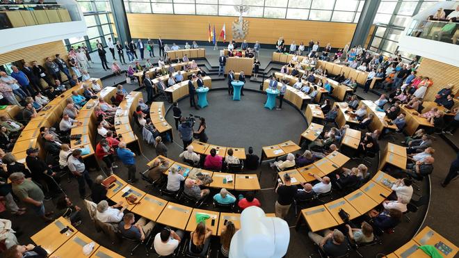 Parlament: Zur Diskussionsrunde mit den Fraktionschefs war der Plenarsaal voll besetzt.