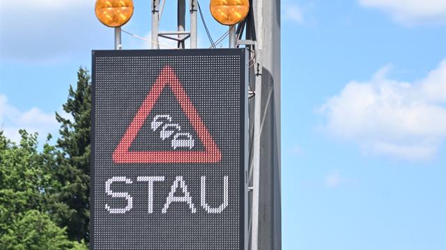 Über 30 Kilometer Stau: Sechs Autos krachen auf A8 ineinander: Fünf Verletzte