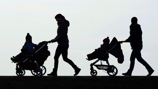 Kinderwagen und Co.: Eltern geben etwas weniger für Babyausstattung aus