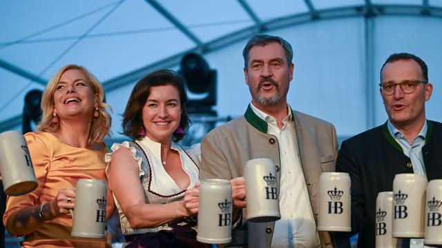 Oktoberfest in Berlin: "Ozapft is" in Berlin - Bayern feiern Oktoberfest