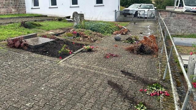 Kriminalität: Vierzehn Gräber auf Friedhof in Wolfstein zerstört