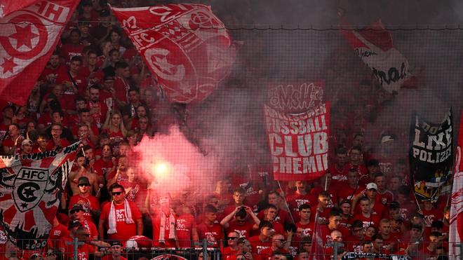 Fußball-Regionalliga: Beim Spiel zwischen dem Halleschen FC und Chemie Leipzig kam es zu gewalttätigen Auseinandersetzungen. (Archivbild)