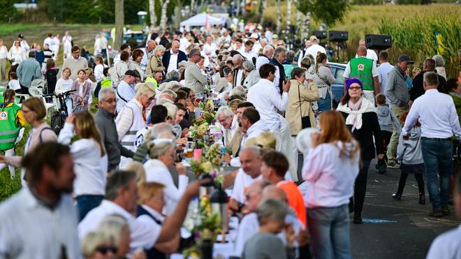  Mehrere Tausend Menschen nahmen am «Whyte Dynner des Widerstands» gegen die geplante Neubaustrecke Hamburg–Hannover teil.