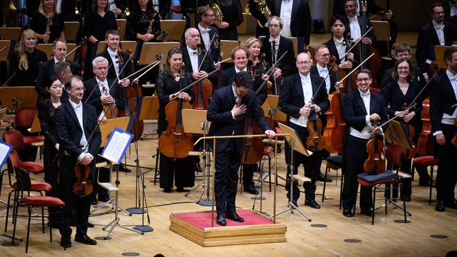  Dirigent Lahav Shani und die Münchner Philharmoniker werden in Berlin gefeiert.