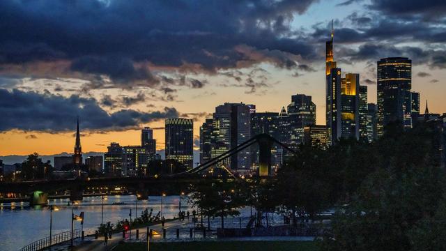 Bewölkt und regnerisch: Wind, Wolken und Regen in Hessen erwartet
