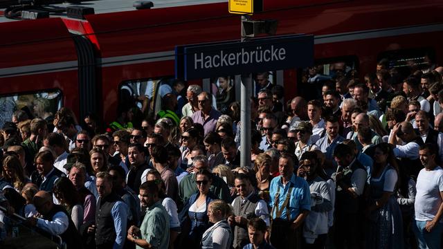 Oktoberfest: Extra-Züge und Drohnen: Wiesn-Ansturm auf Bus und Bahn