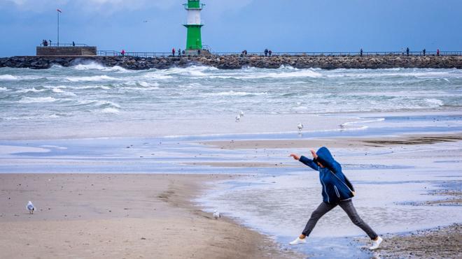 Ferry traffic: Ferry traffic in Mecklenburg-Western Pomerania is put on hold for Tuesday because of the gusts of wind in many places. (Archive image)