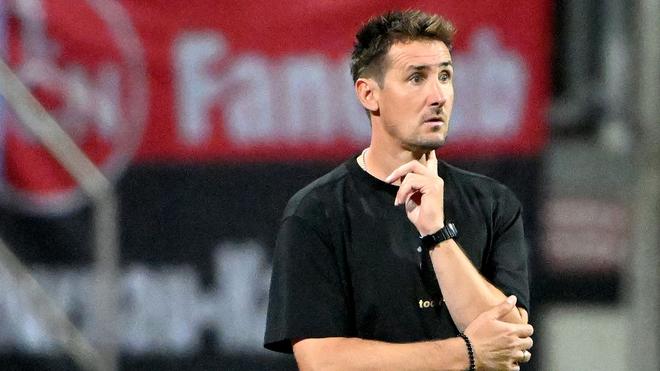  Miroslav Klose sah seine Mannschaft lange vergeblich anrennen.
