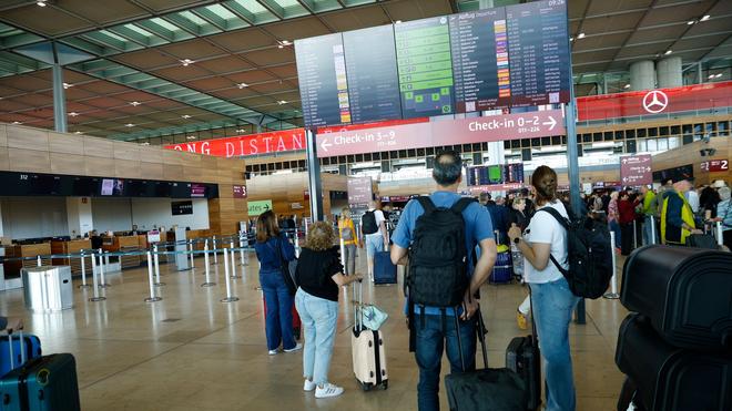  Passagiere müssen am Flughafen BER Geduld mitbringen. (Archivbild)