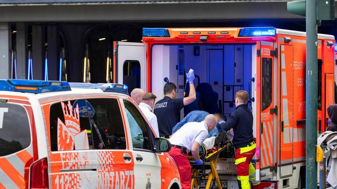  Eine verletzte Frau wird von Rettungskräften versorgt.