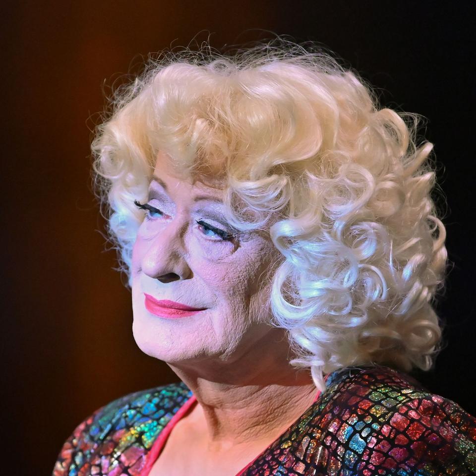 Travestie-Star: Ernie Reinhardt wird 70: Der Mann, der Lilo Wanders ist |  DIE ZEIT