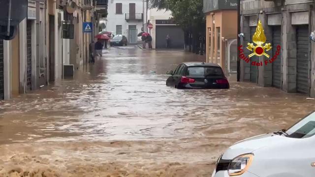 Große Wassermassen: Unwetter in Italien: Deutsche Urlauberin vermisst