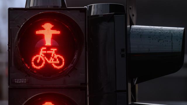 Straßenverkehr: 65-Jähriger geht wohl bei Rot über Kreuzung: schwer verletzt