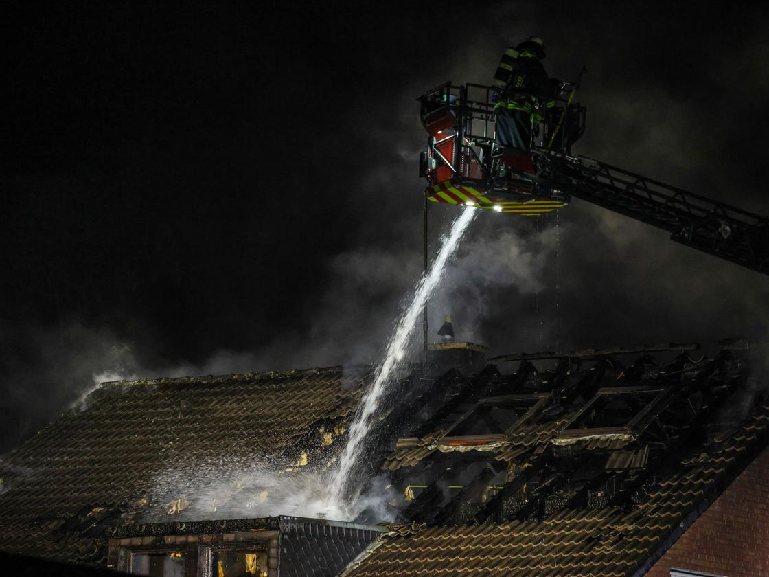 Feueralarm: Grobrand in Gebude in Krefeld gelscht | DIE ZEIT