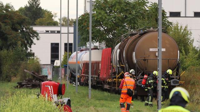 Feuerwehreinsatz: Tropfender Waggon: Gefahrguteinsatz am Bahnhof Troisdorf