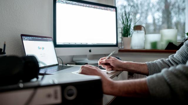 Arbeitswelt: Homeoffice bleibt beliebt - aber Arbeitnehmer öfter im Büro