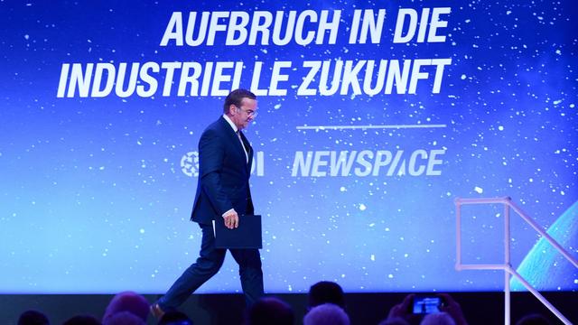 Verteidigung im Weltraum: Pistorius: Russen verfolgen zwei deutsche Satelliten im All