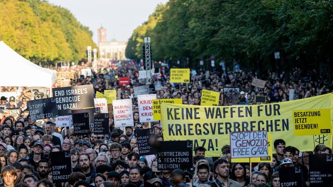 Bundesweit mobilisiert: Tausende haben sich in Berlin für eine Demonstration gegen den Gazakrieg versammelt.