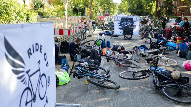 Zusammenstoß mit Wohnmobil: Radfahrerin bei Unfall lebensgefährlich verletzt - Mahnwache