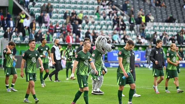 Fußball-Bundesliga: "Unverzeihlich": Wolfsburg-Trainer kritisiert Schiedsrichter