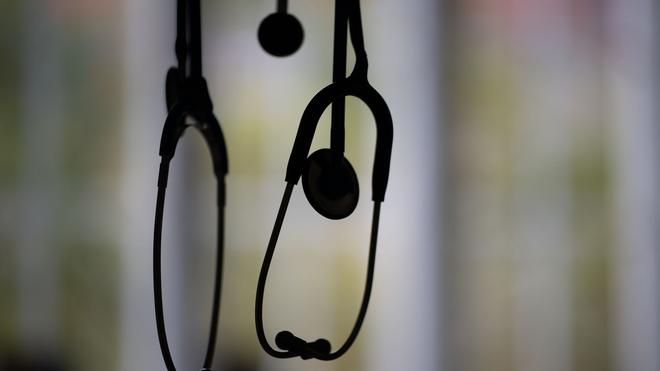 Gesundheitsversorgung: Wer direkt zum Facharzt will, soll dafür zahlen müssen - jedenfalls wenn es nach dem Chef der Kassenärztlichen Bundesvereinigung (KBV), Andreas Gassen, geht. (Symbolbild)